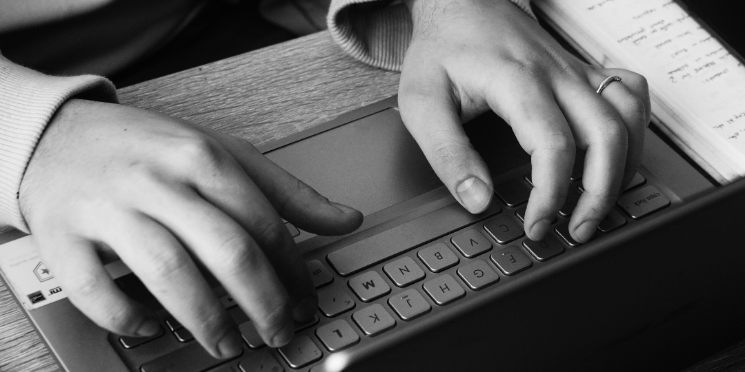 Lukas Neweling | Marketing in der Krise: Wie du mit wenig Budget trotzdem sichtbar bleibst